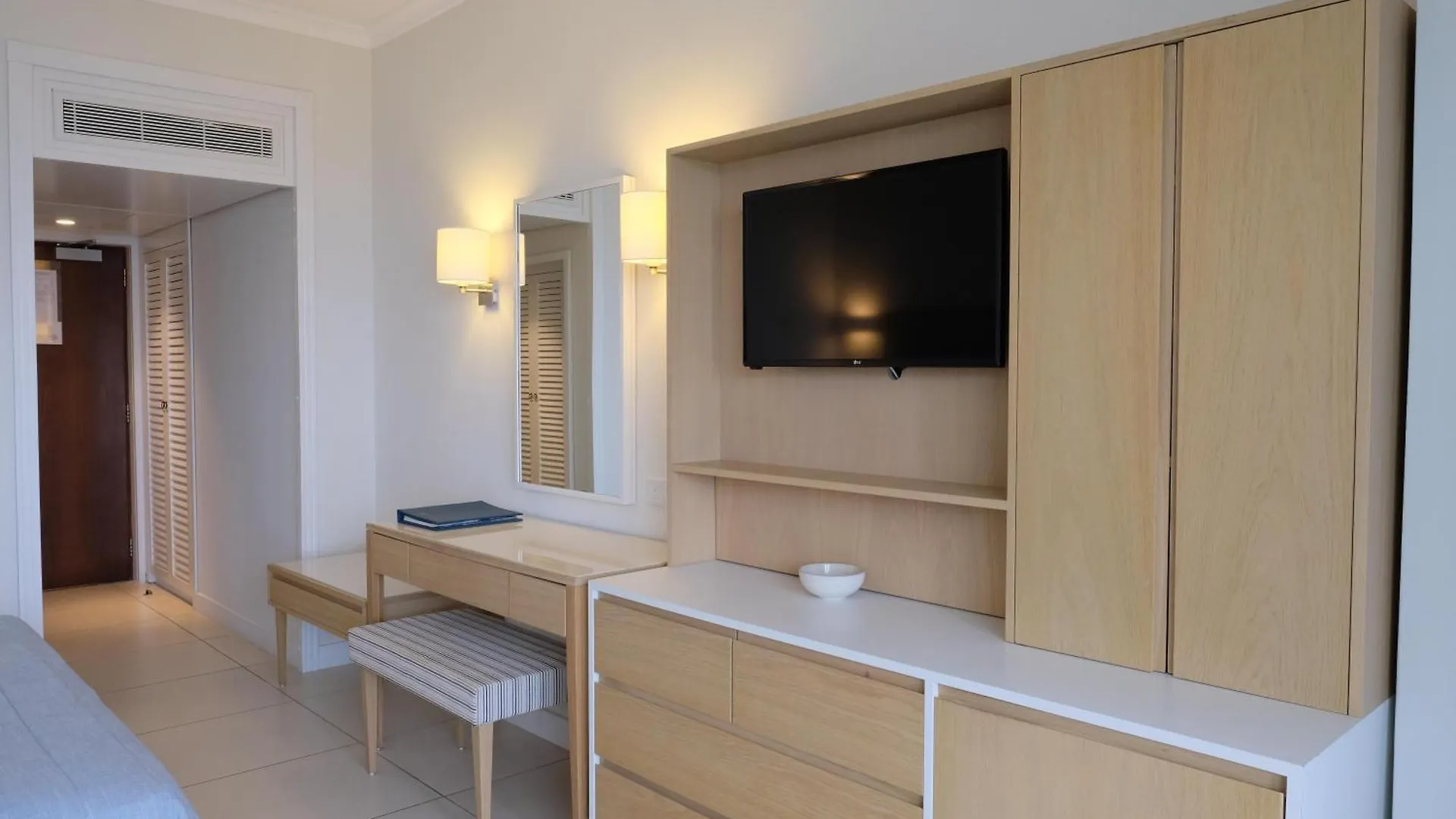 Sunrise Beach Hotel Protaras 5*,